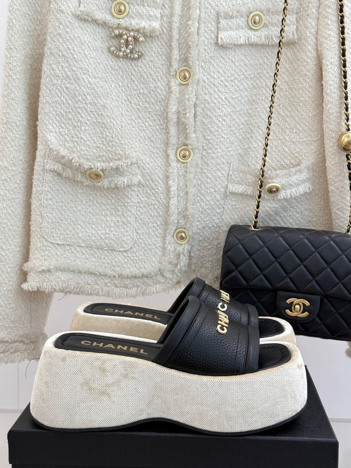 PLATFORM SLIPPERS IN BLACK LAMBSKIN