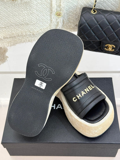 PLATFORM SLIPPERS IN BLACK LAMBSKIN