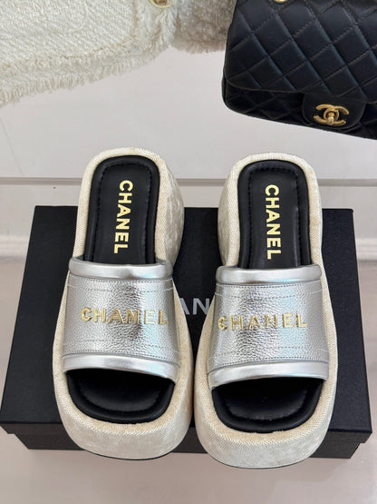 PLATFORM SLIPPERS IN SILVER LAMBSKIN