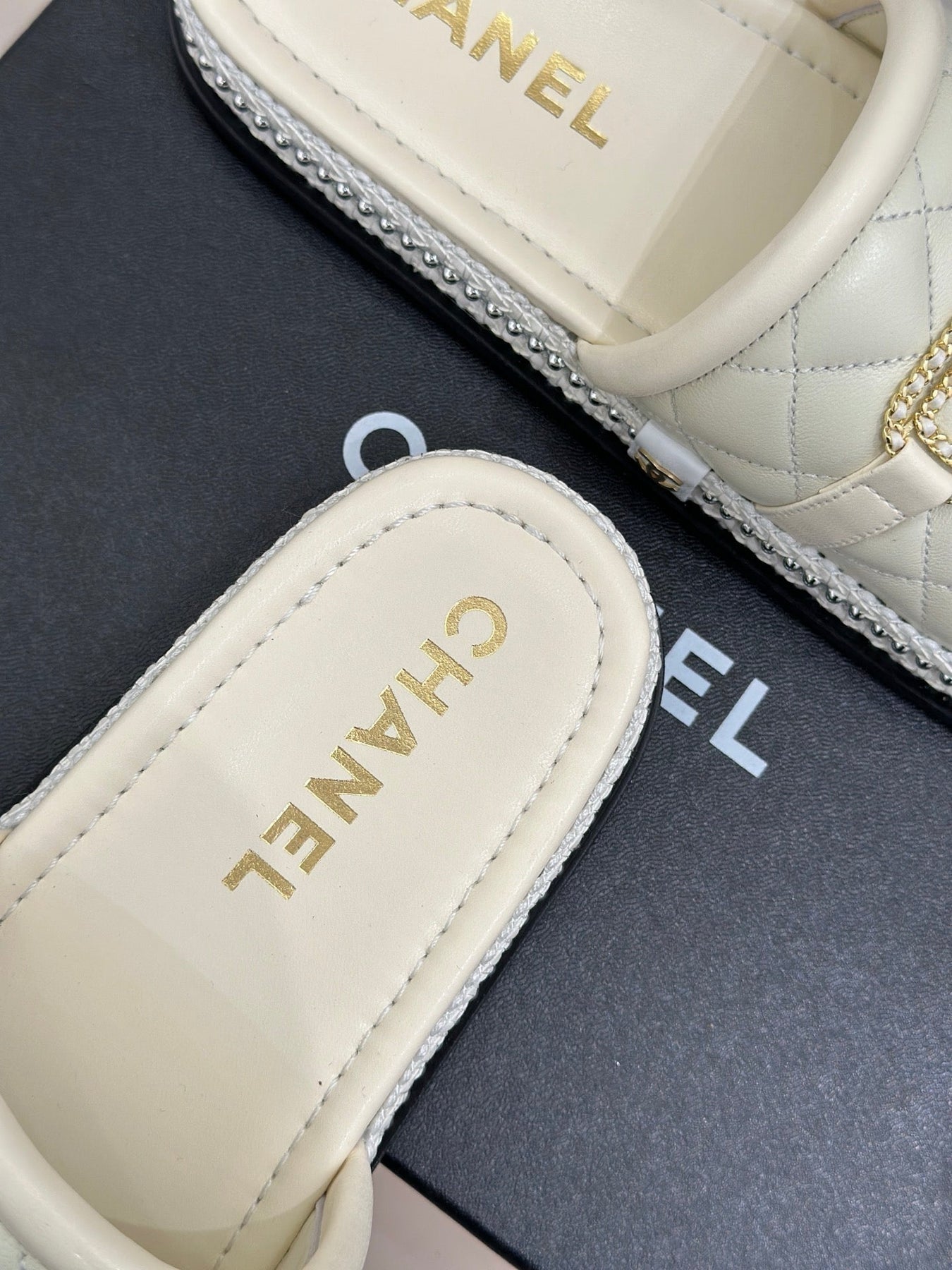 DIAMOND QUILTED CHAIN LAZY SLIPPERS IN WHITE LAMBSKIN