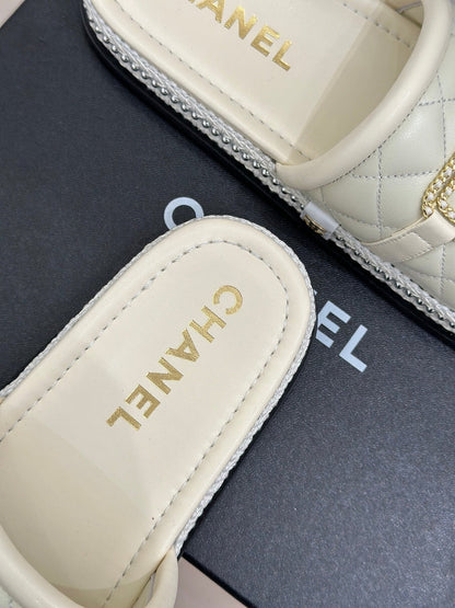 DIAMOND QUILTED CHAIN LAZY SLIPPERS IN WHITE LAMBSKIN