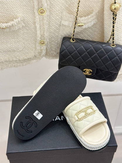 DIAMOND QUILTED CHAIN LAZY SLIPPERS IN WHITE LAMBSKIN