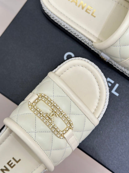 DIAMOND QUILTED CHAIN LAZY SLIPPERS IN WHITE LAMBSKIN