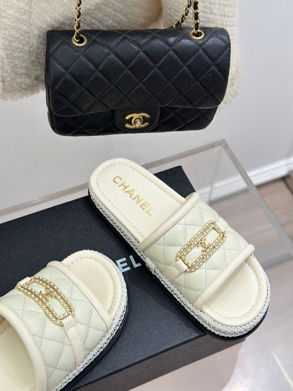 DIAMOND QUILTED CHAIN LAZY SLIPPERS IN WHITE LAMBSKIN