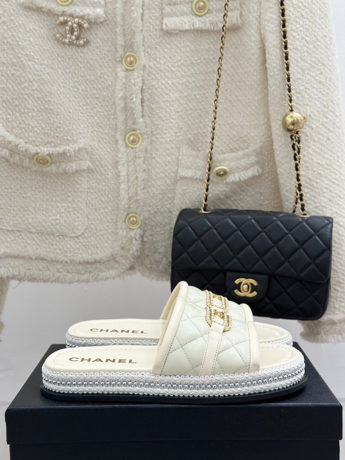 DIAMOND QUILTED CHAIN LAZY SLIPPERS IN WHITE LAMBSKIN