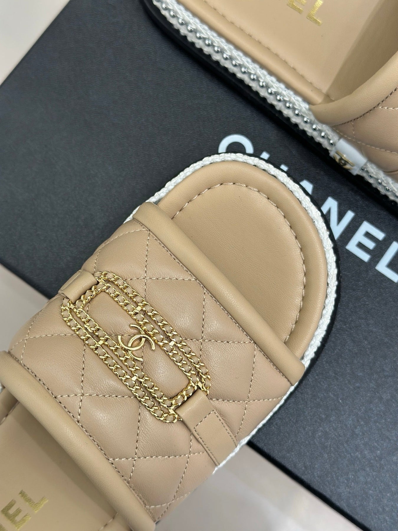 DIAMOND QUILTED CHAIN LAZY SLIPPERS IN BISQUE BEIGE LAMBSKIN