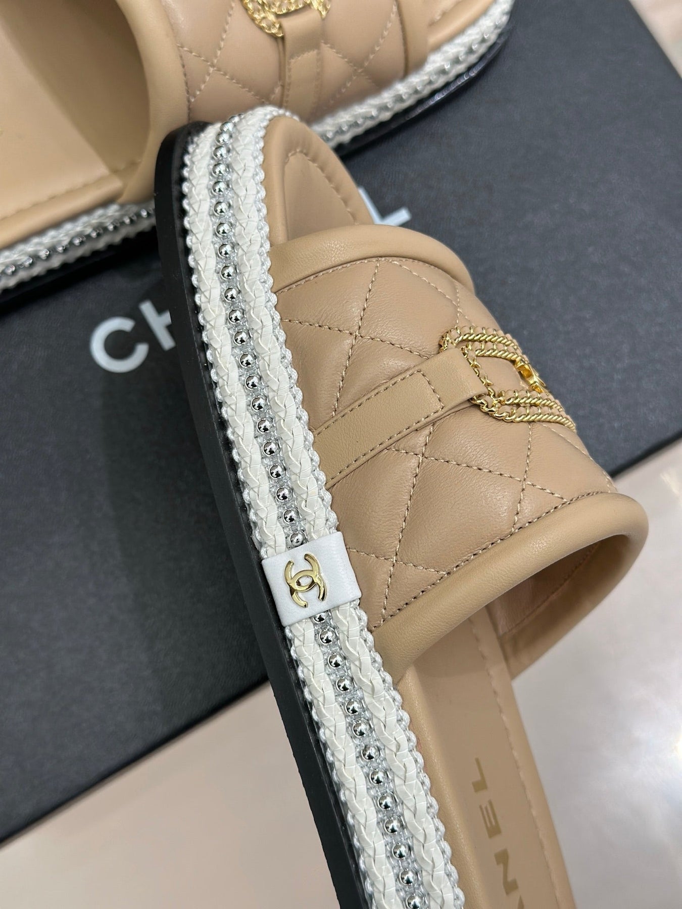 DIAMOND QUILTED CHAIN LAZY SLIPPERS IN BISQUE BEIGE LAMBSKIN