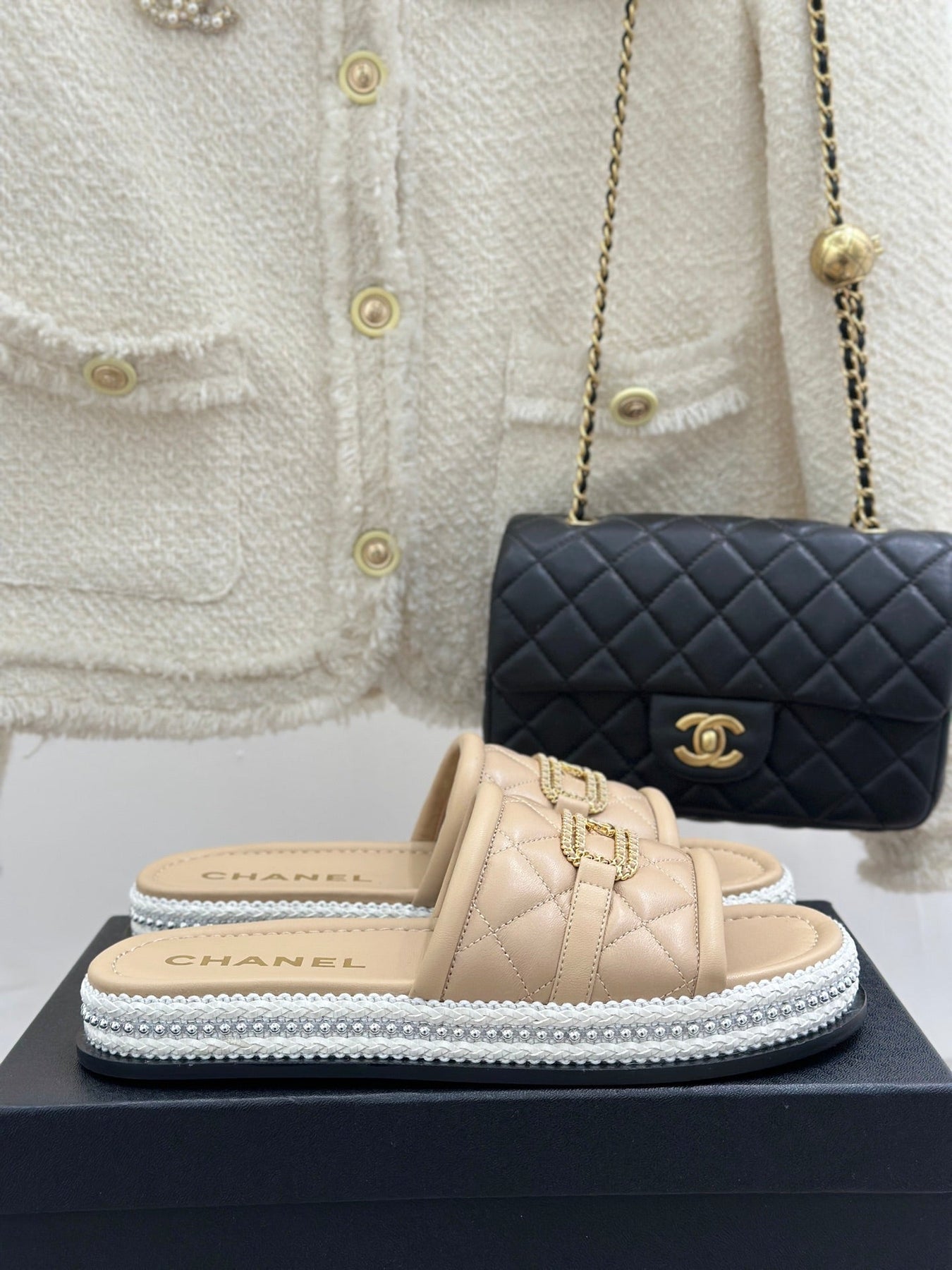 DIAMOND QUILTED CHAIN LAZY SLIPPERS IN BISQUE BEIGE LAMBSKIN