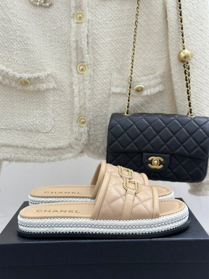 DIAMOND QUILTED CHAIN LAZY SLIPPERS IN BISQUE BEIGE LAMBSKIN