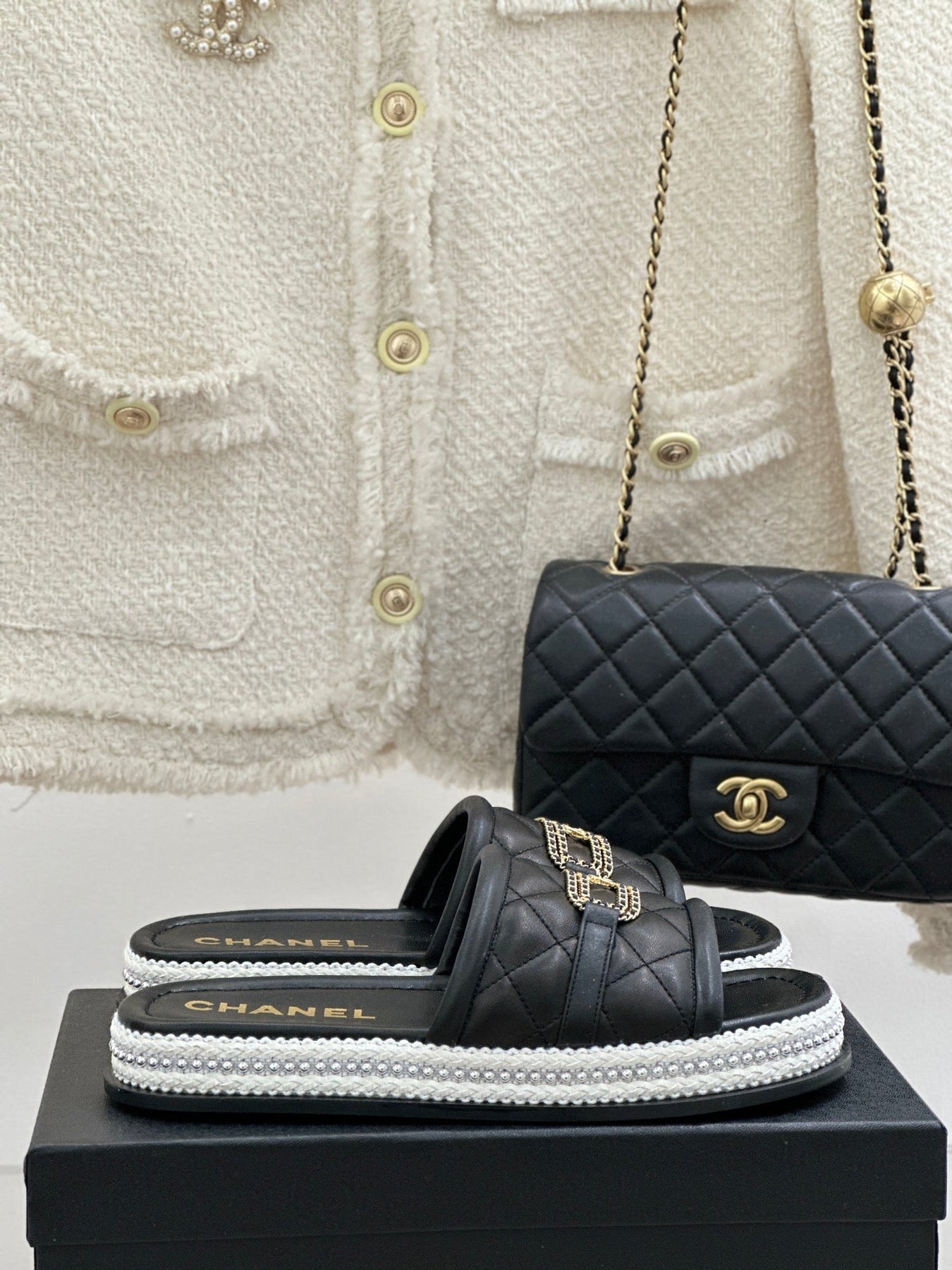 DIAMOND QUILTED CHAIN LAZY SLIPPERS IN BLACK LAMBSKIN