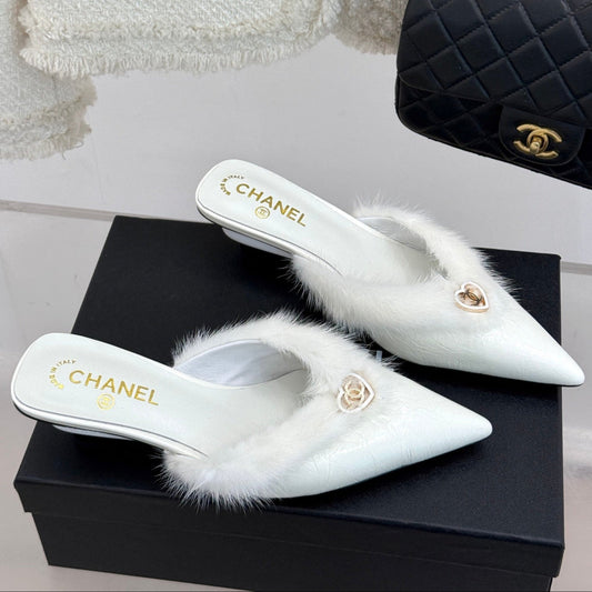 RABBIT FUR POINTED-TOE MULE IN WHITE LAMBSKIN
