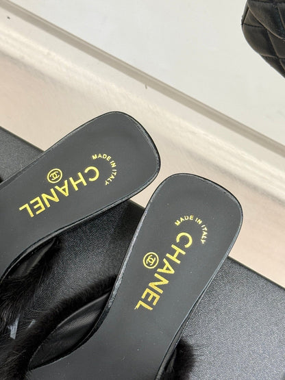 RABBIT FUR POINTED-TOE MULE IN BLACK LAMBSKIN