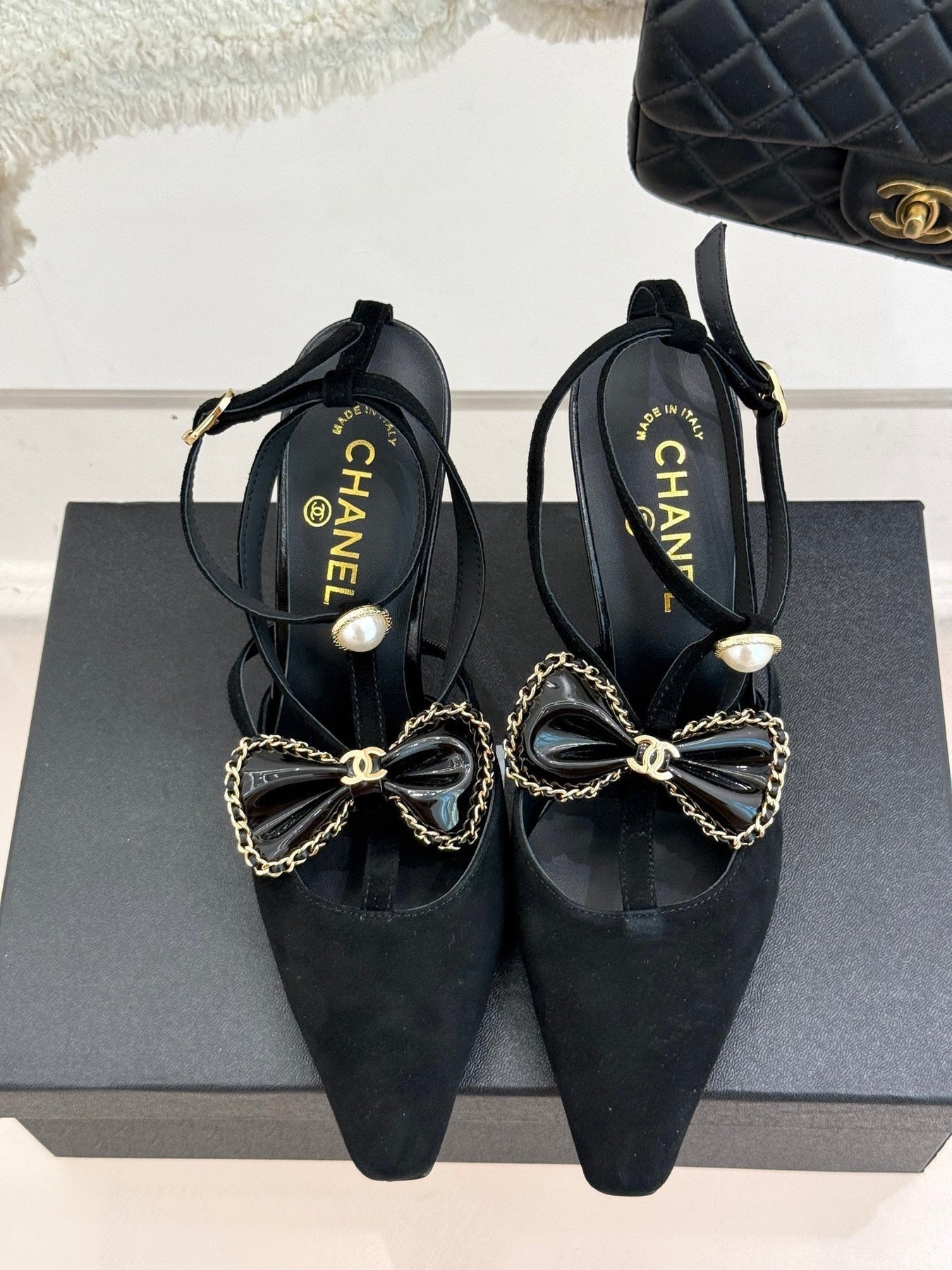 CHAIN BOW HIGH HEEL 8 CM SLINGBACKS IN BLACK SUEDE
