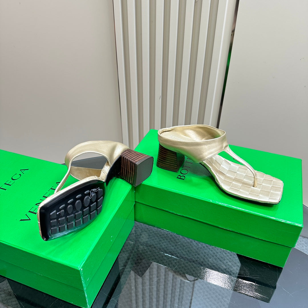 MARELLA THONG IN LIGHT GOLD LEATHER WITH SIGNATURE INTRECCIATO INSOLE 55 MM