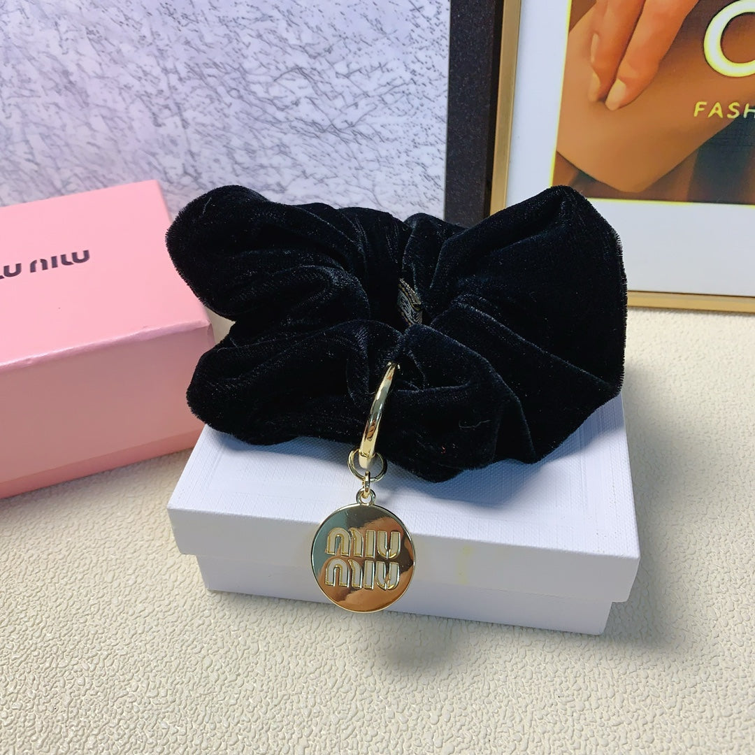 BLACK VELVET SCRUNCHIE ATTACHED GOLD TAG LOGO 136818