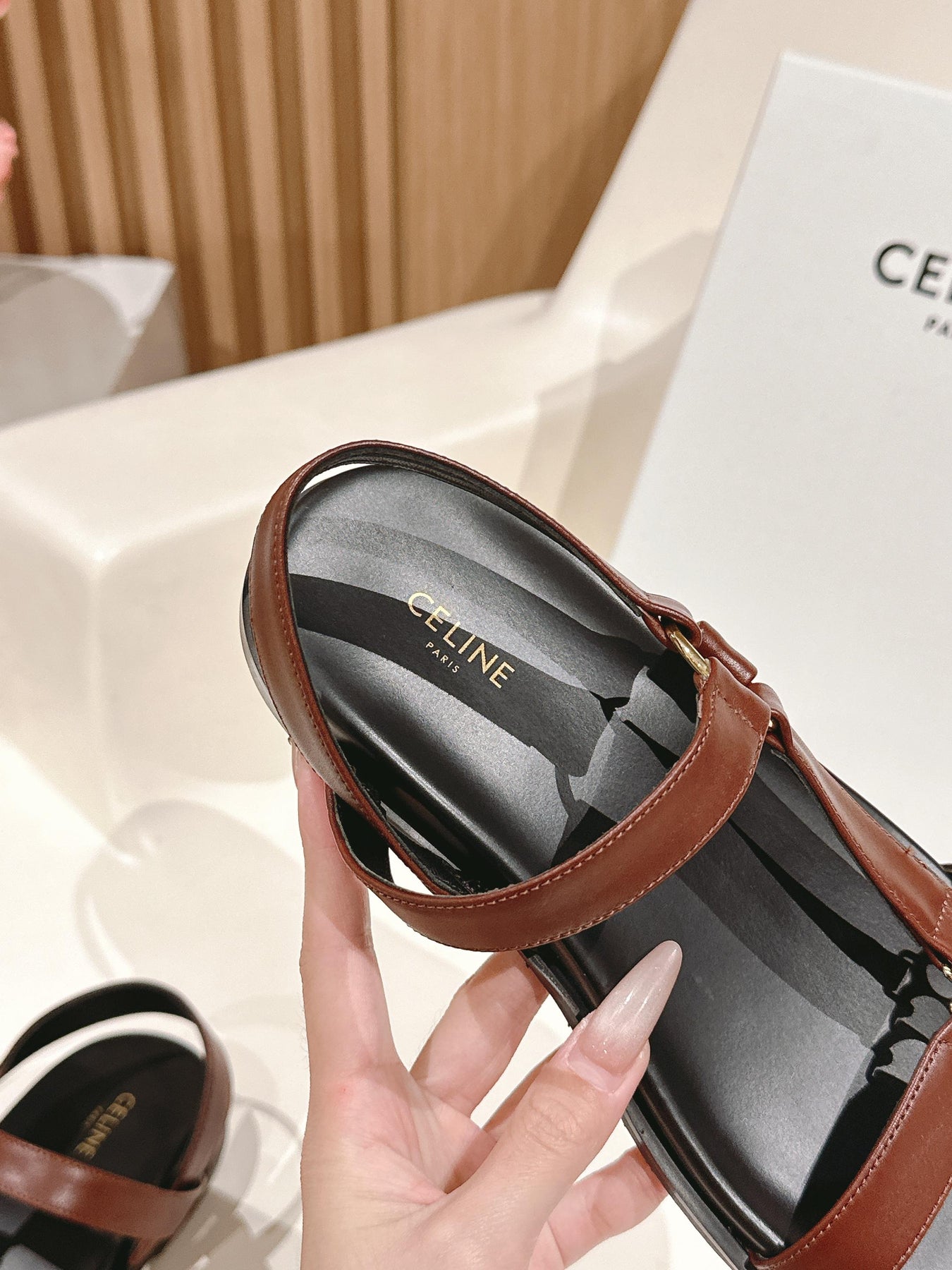 MAUD SANDAL WITH TRIOMPHE IN RUST BROWN CALFSKIN