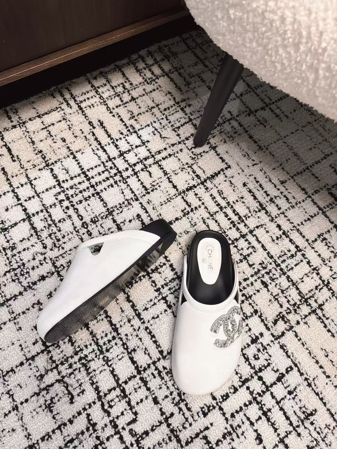 FLAT MULES IN WHITE CALFSKIN