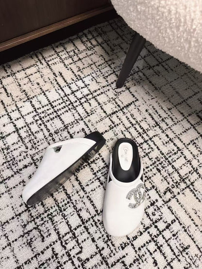 FLAT MULES IN WHITE CALFSKIN
