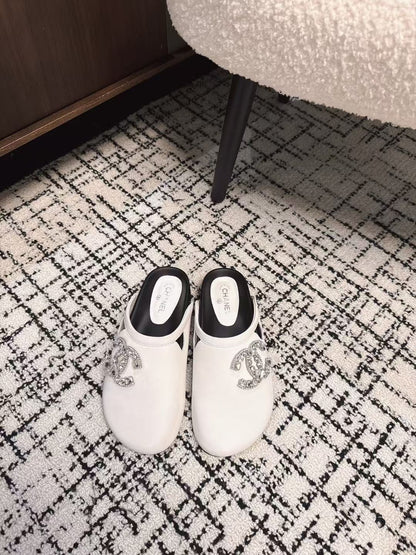 FLAT MULES IN WHITE CALFSKIN