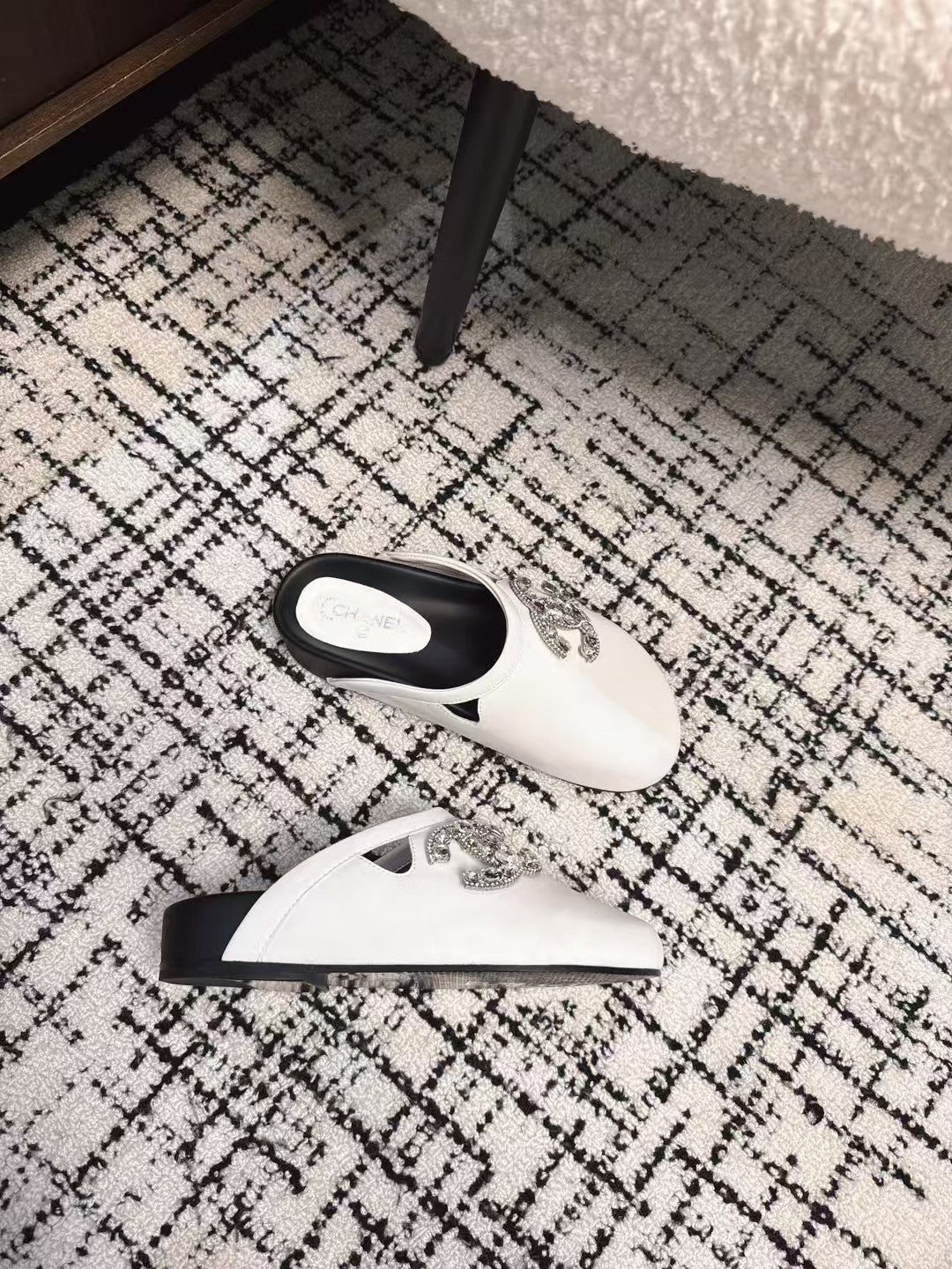 FLAT MULES IN WHITE CALFSKIN