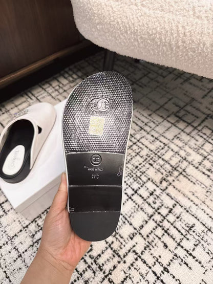 FLAT MULES IN WHITE CALFSKIN