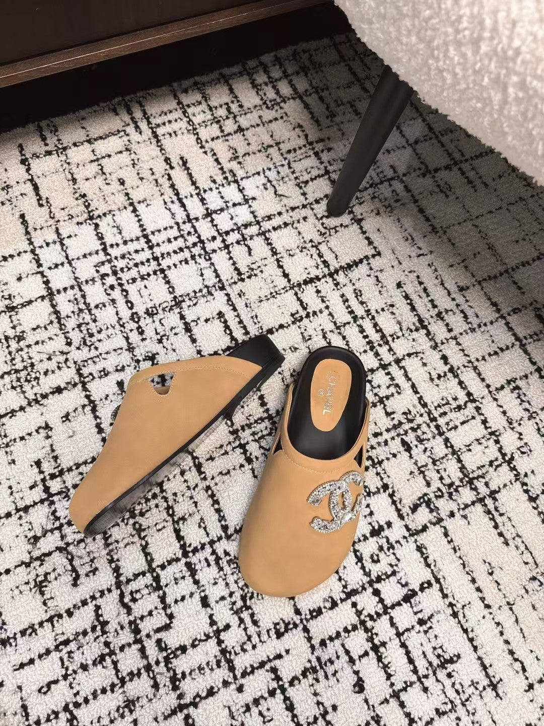 FLAT MULE IN SEPIA BEIGE CALFSKIN