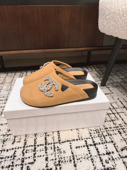 FLAT MULE IN SEPIA BEIGE CALFSKIN