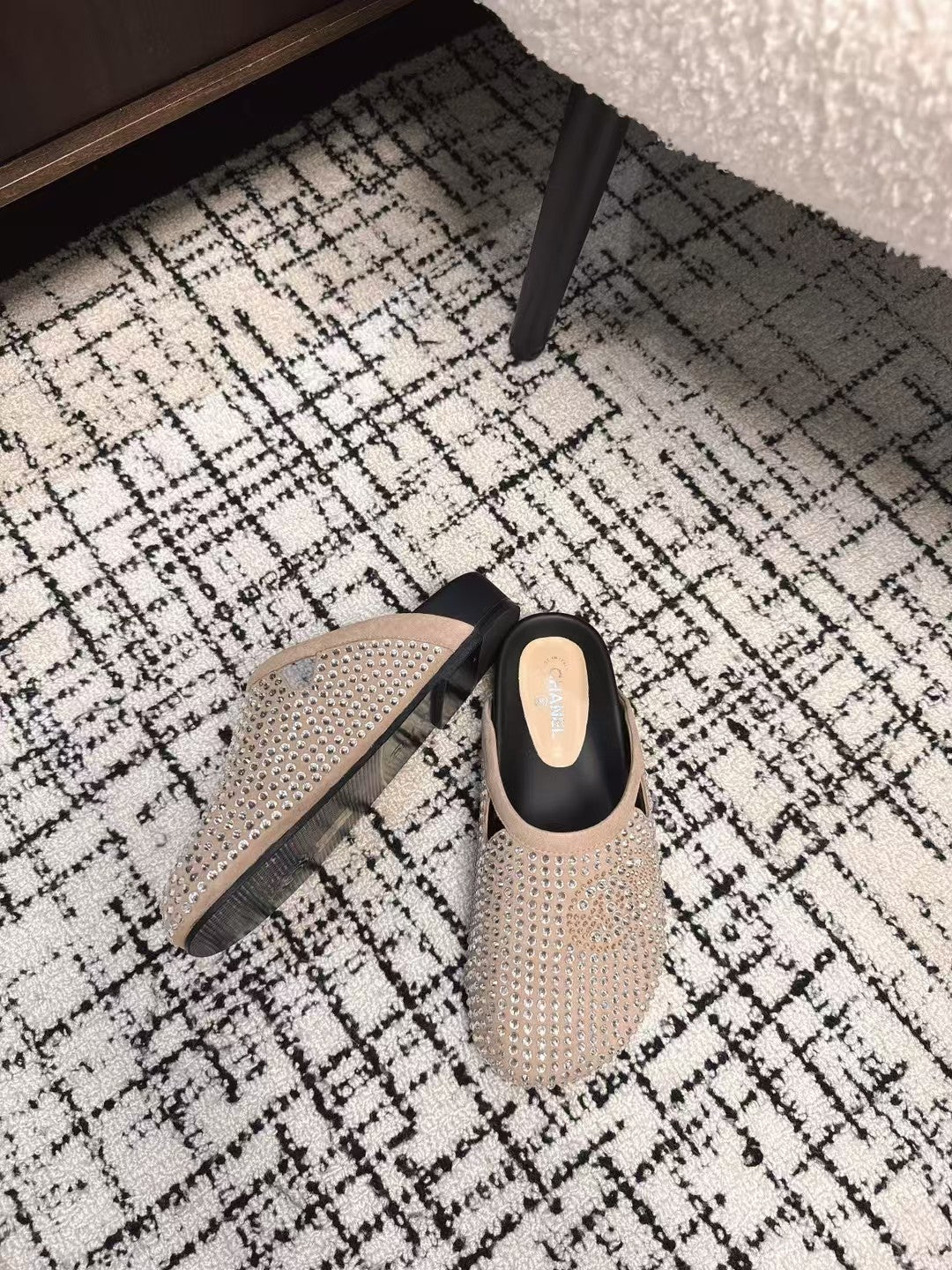 FLAT MULE IN LIGHT BROWN SUEDE WITH CRYSTALS