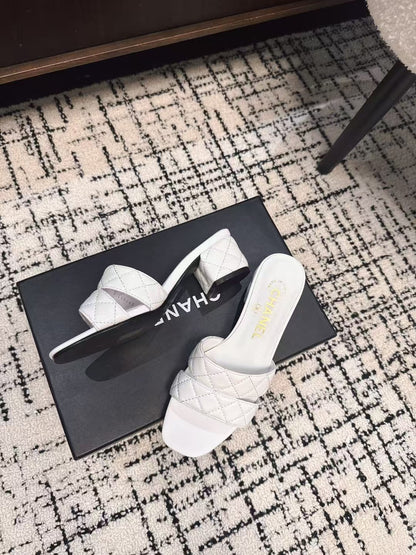 MID HEEL MULES IN WHITE SHEEPSKIN