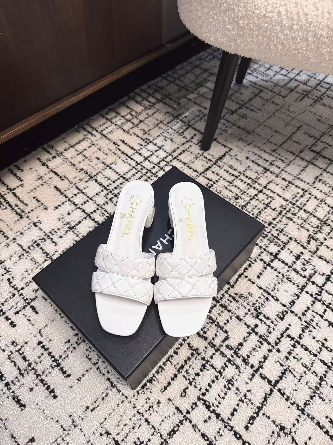 MID HEEL MULES IN WHITE SHEEPSKIN