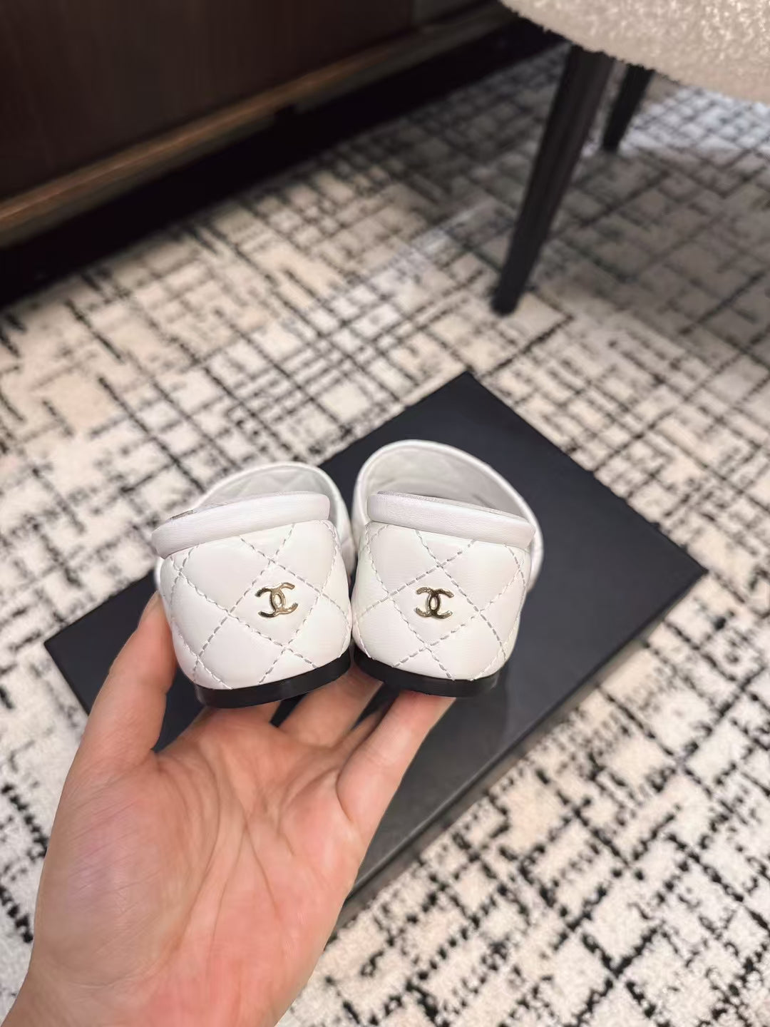 MID HEEL MULES IN WHITE SHEEPSKIN