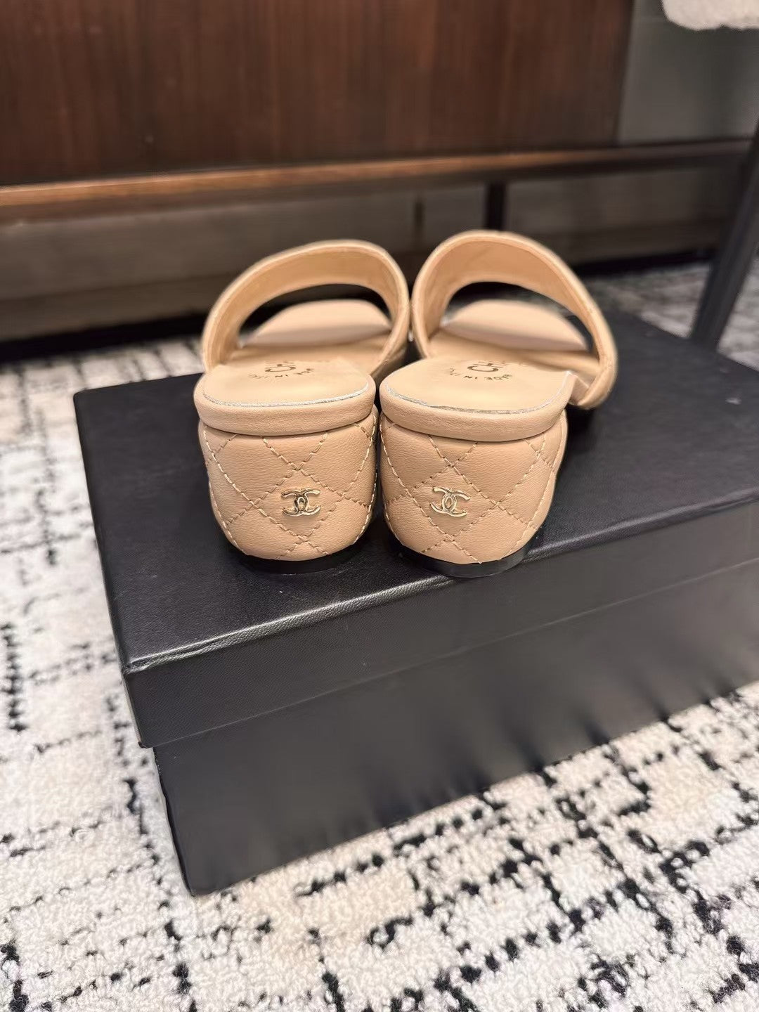 MID HEEL MULES IN MACAROON BEIGE SHEEPSKIN