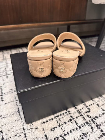 MID HEEL MULES IN MACAROON BEIGE SHEEPSKIN