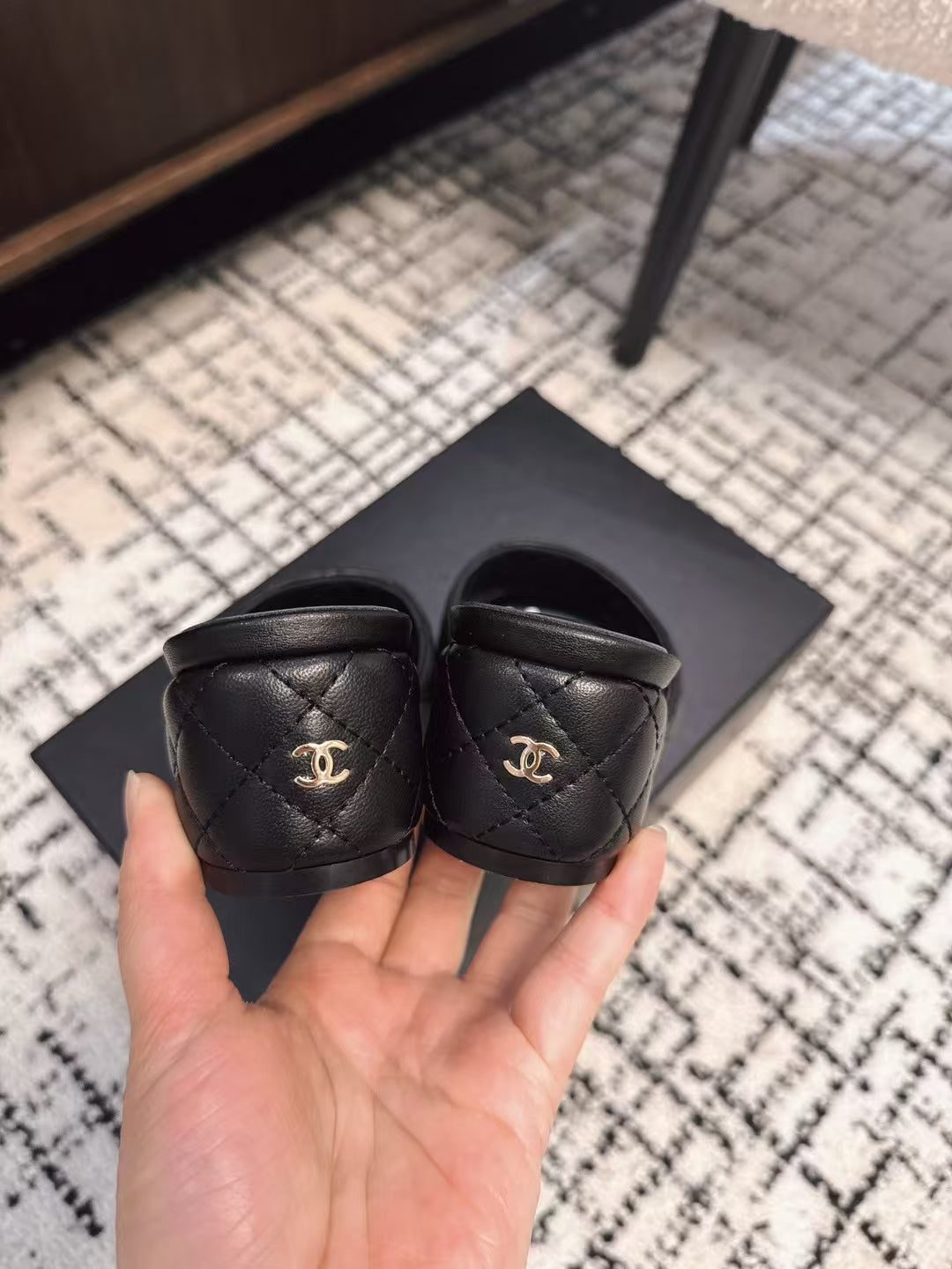 MID HEEL MULES IN BLACK SHEEPSKIN