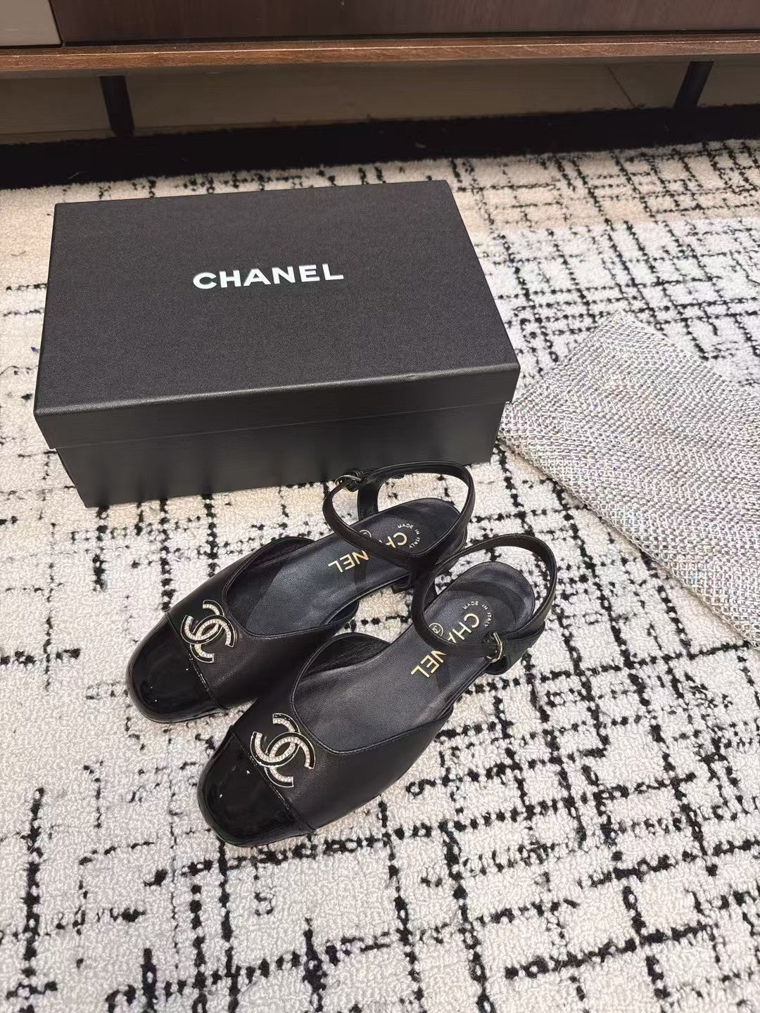 FLAT SLINGBACKS IN BLACK CALFSKIN