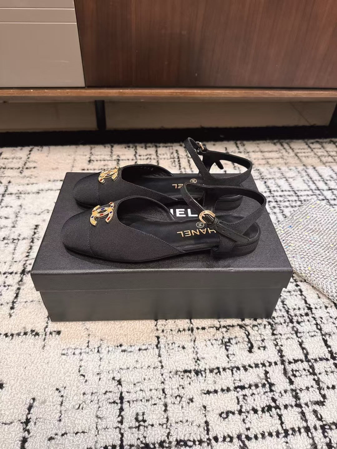 FLAT SLINGBACKS IN BLACK FABRIC