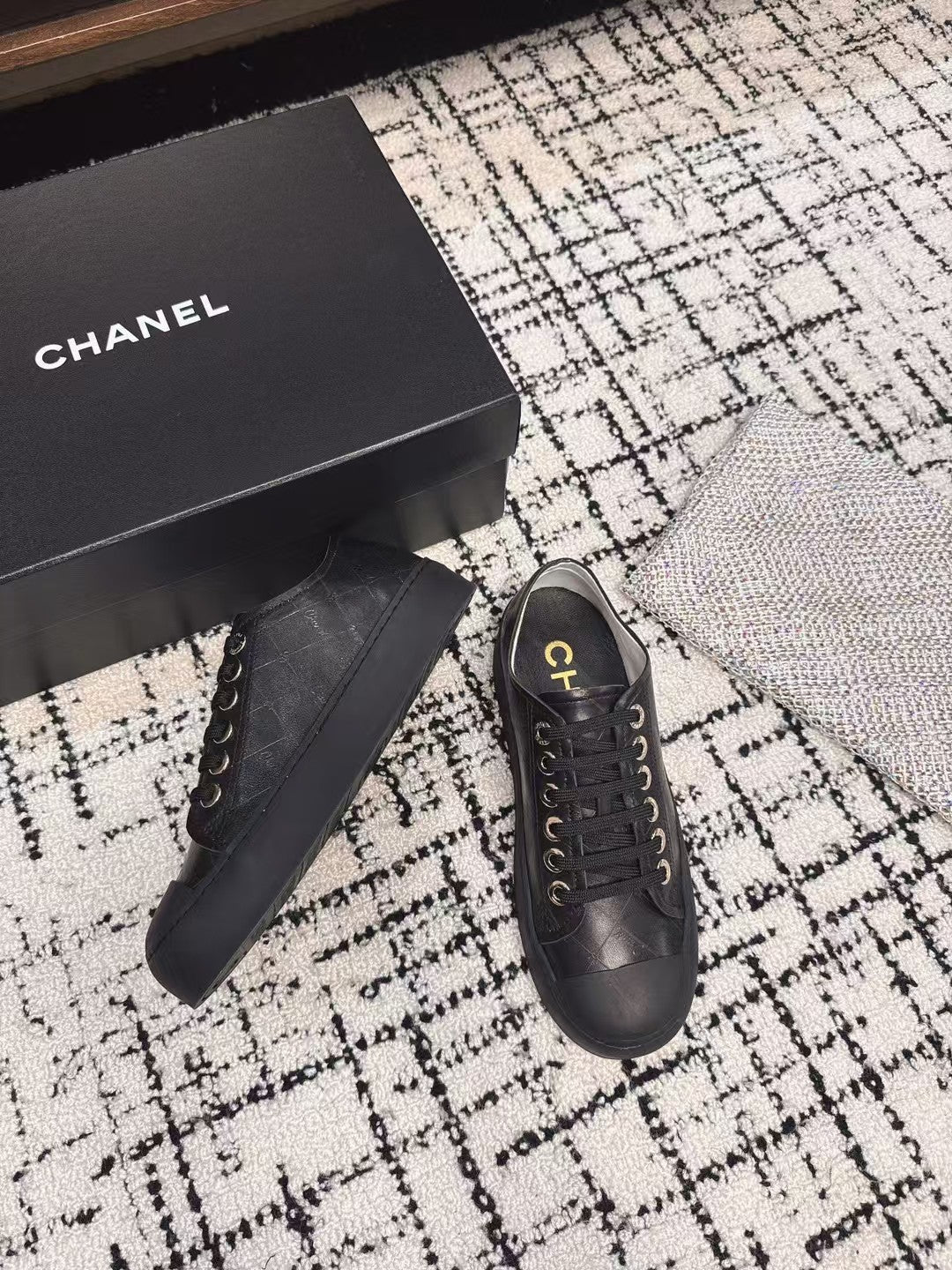 BISCUIT SNEAKERS IN BLACK CALFSKIN