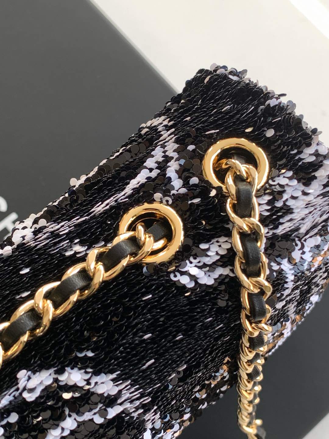 CLASSIC FLAP BAG 21 IN WHITE MIX BLACK SEQUINS GOLD HARDWARE