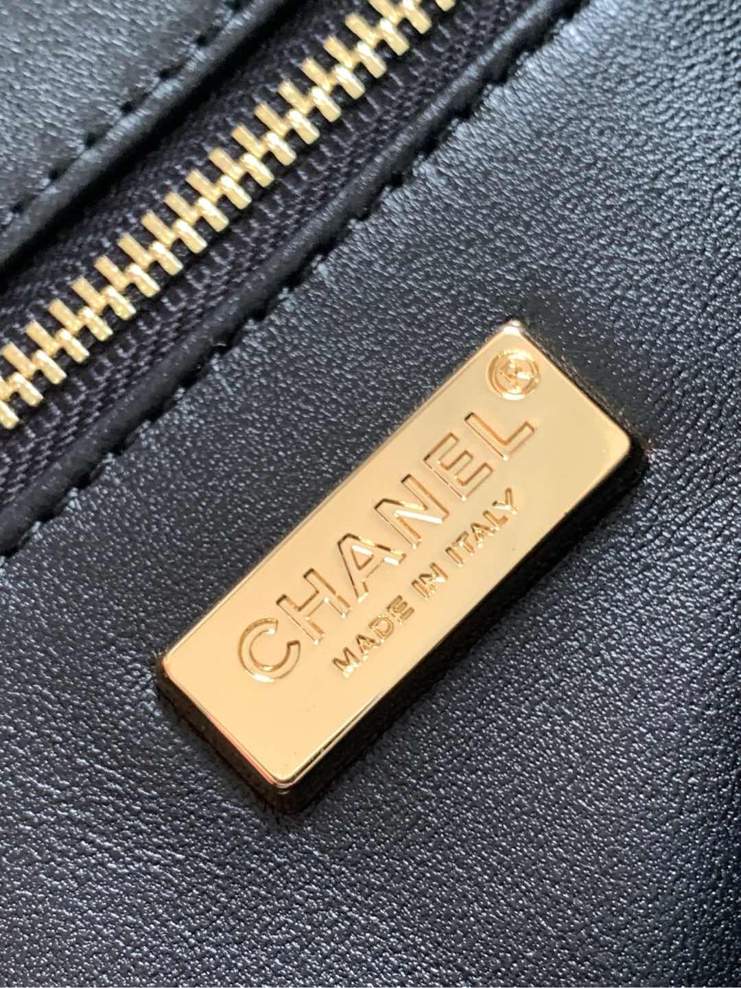 CLASSIC FLAP BAG 21 IN WHITE MIX BLACK SEQUINS GOLD HARDWARE