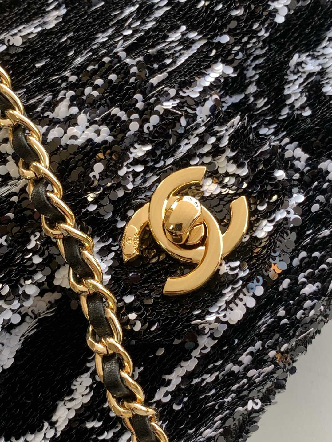 CLASSIC FLAP BAG 21 IN WHITE MIX BLACK SEQUINS GOLD HARDWARE