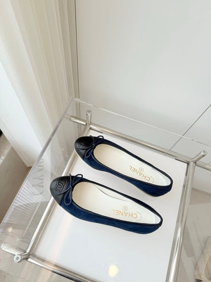BALLET FLAT IN BLACK CALFSKIN AND NAVY BLUE SUEDE