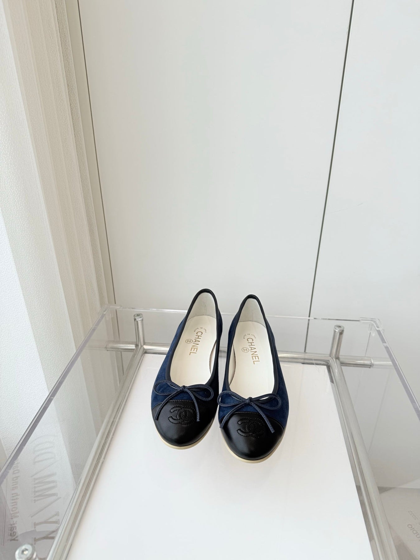 BALLET FLAT IN BLACK CALFSKIN AND NAVY BLUE SUEDE