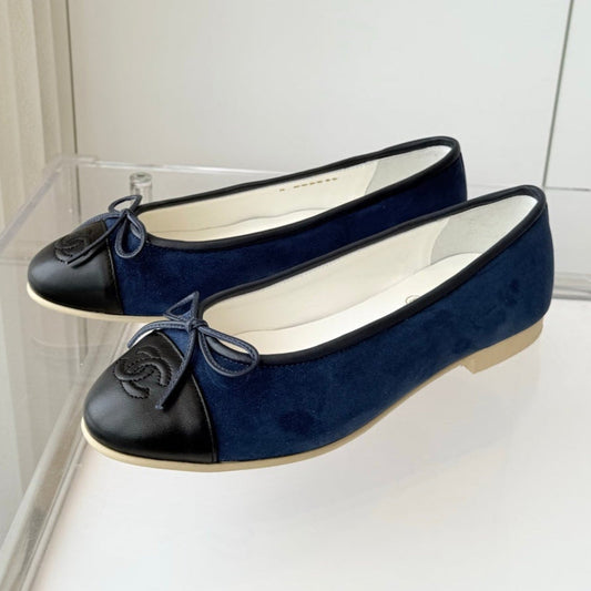 BALLET FLAT IN BLACK CALFSKIN AND NAVY BLUE SUEDE