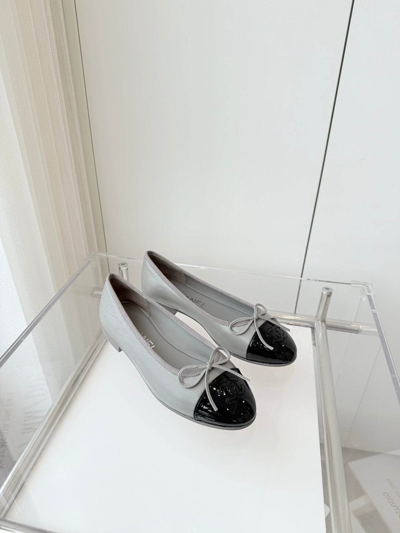 BALLET FLAT IN DOVE GRAY MIX BLACK CALFSKIN