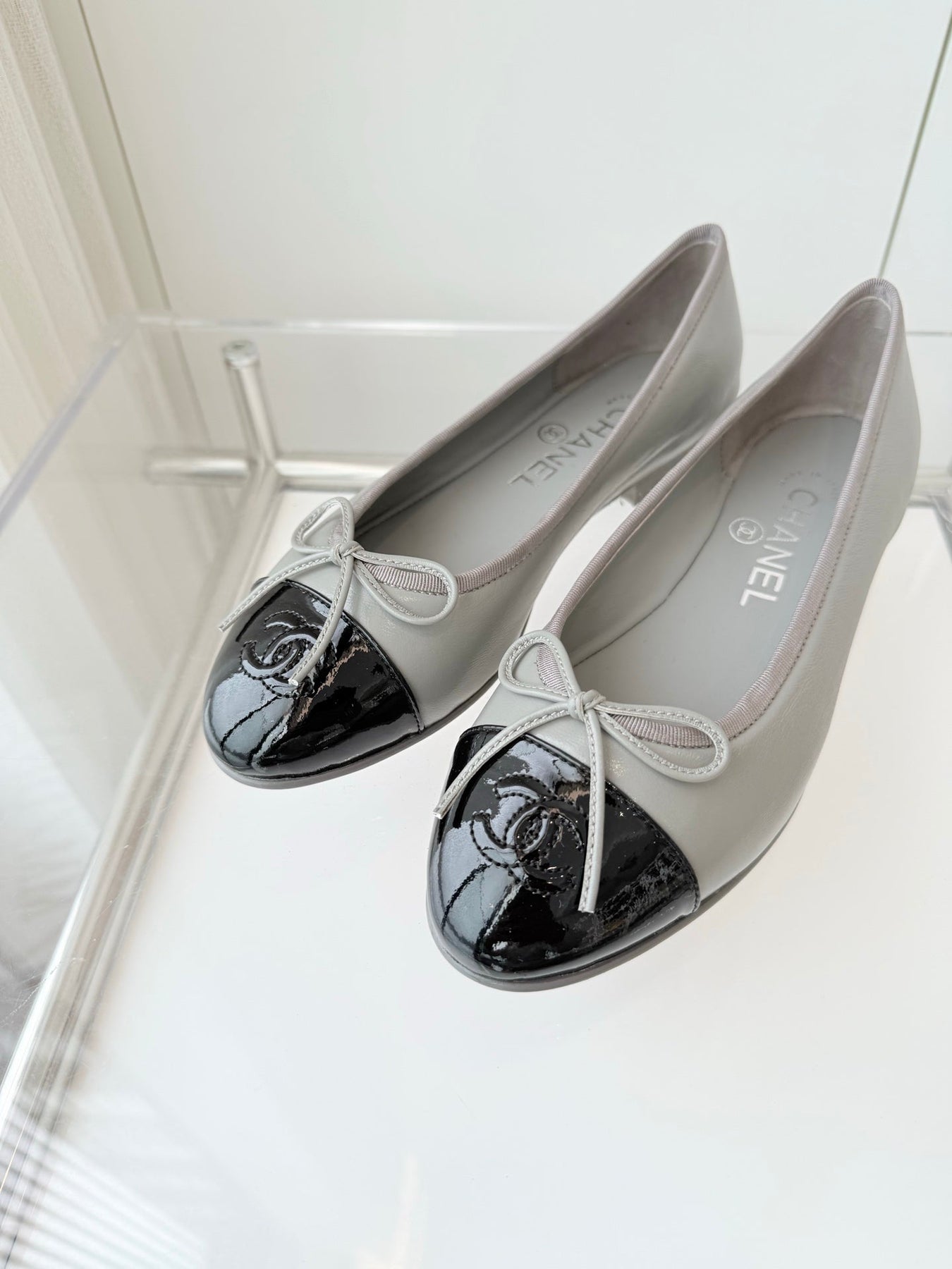 BALLET FLAT IN DOVE GRAY MIX BLACK CALFSKIN