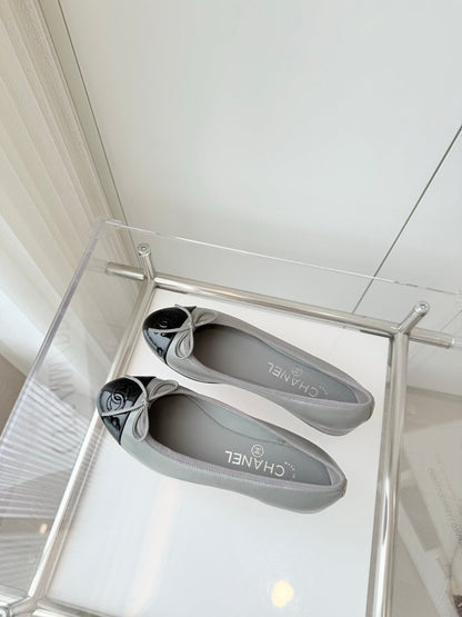 BALLET FLAT IN DOVE GRAY MIX BLACK CALFSKIN