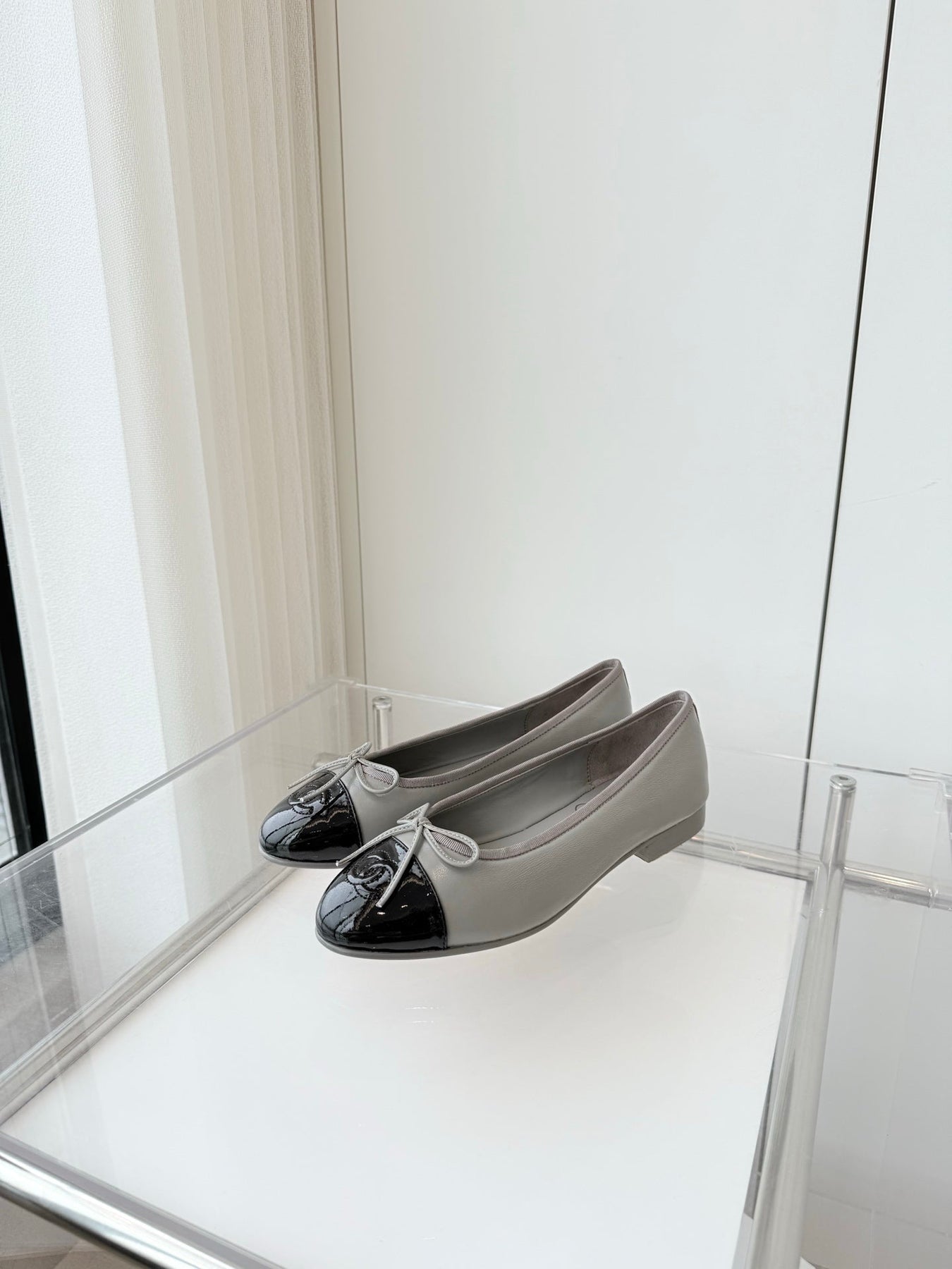 BALLET FLAT IN DOVE GRAY MIX BLACK CALFSKIN