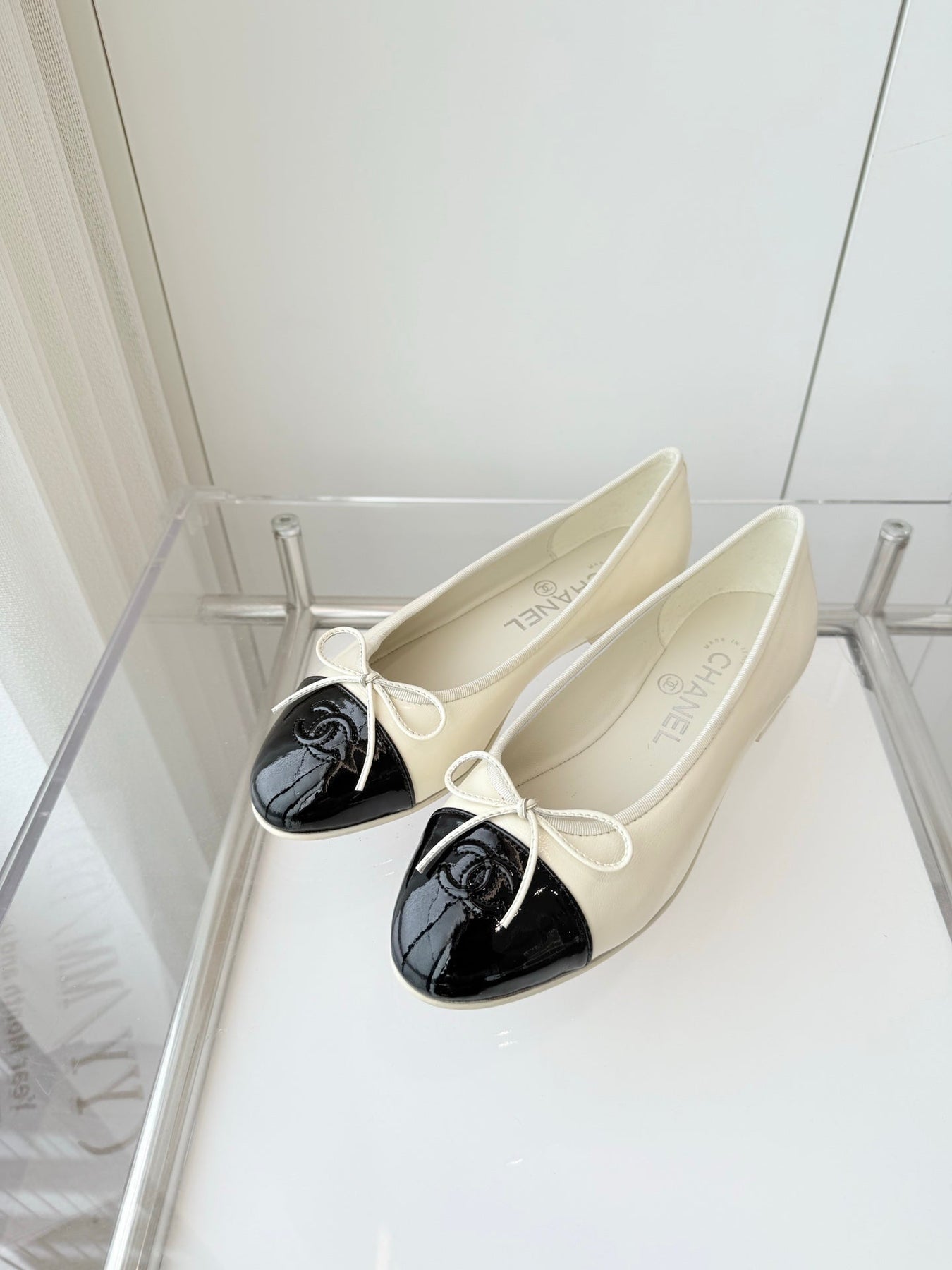 BALLET FLAT IN WHITE MIX BLACK CALFSKIN