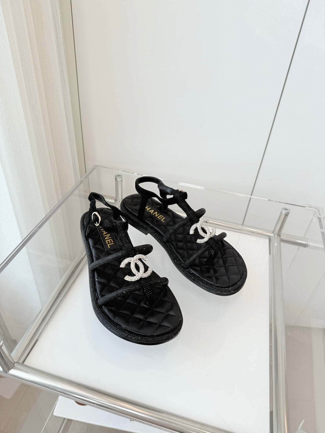 FLAT SANDALS IN BLACK SOFT LEATHER