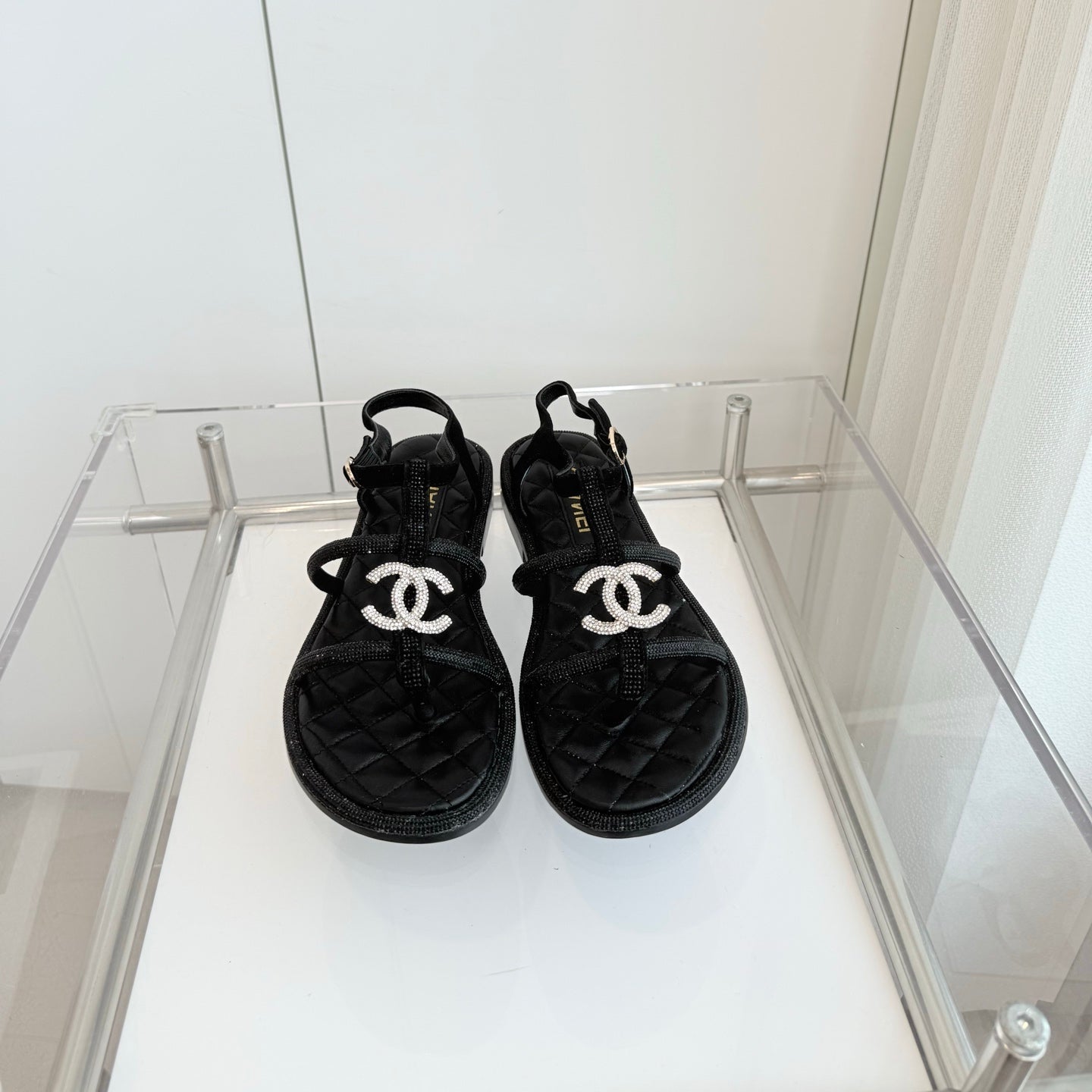 FLAT SANDALS IN BLACK SOFT LEATHER